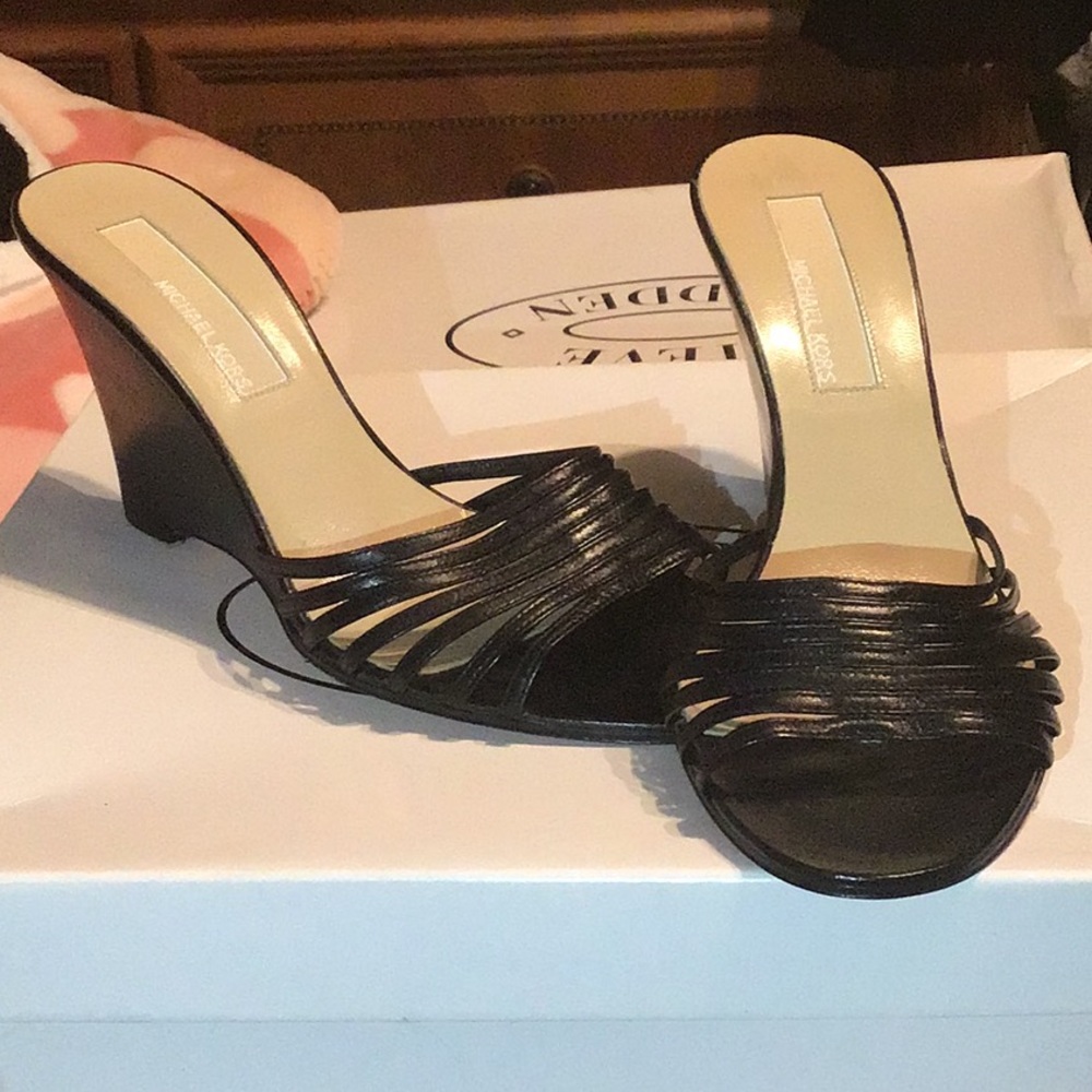 MICHAEL KORS OPEN TOE BLACK LEATHER WEDGES/SANDALS